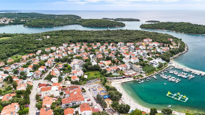 Villa Sunce with heated pool and Apartment Gea, &Scaron;ikići & Pje&scaron;čana Uvala, Pula, Istria, Croatia Pula